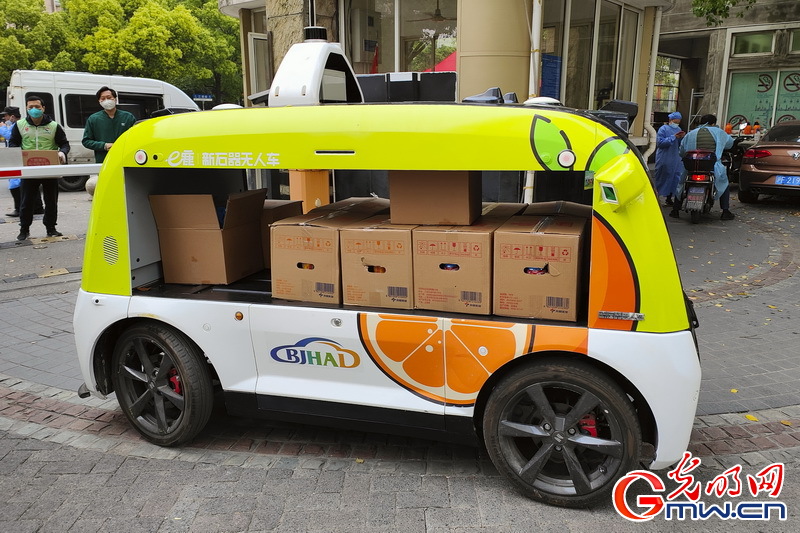 【組圖】“守滬者聯(lián)盟”丨上海:自動駕駛無人車亮相小區(qū) 助力疫情保供最后100米