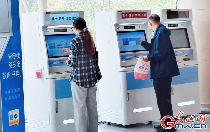 【組圖】“守滬者聯(lián)盟”丨上海華山醫(yī)院有限開放門急診 消殺員忙碌消毒