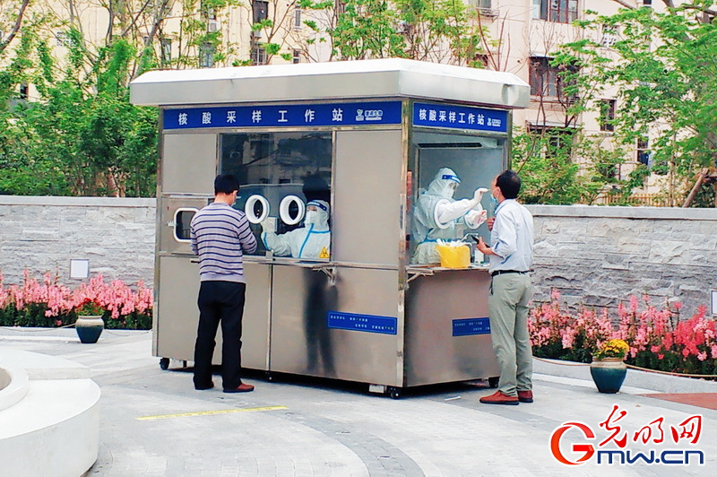 【組圖】“守滬者聯(lián)盟”丨上海構(gòu)建“15分鐘核酸服務(wù)圈” 便民核酸采樣工作站現(xiàn)身街頭