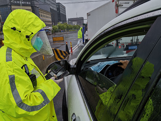 �펽��׌�ü,6000�����Ϻ�����Ů����������_�h��ǰ