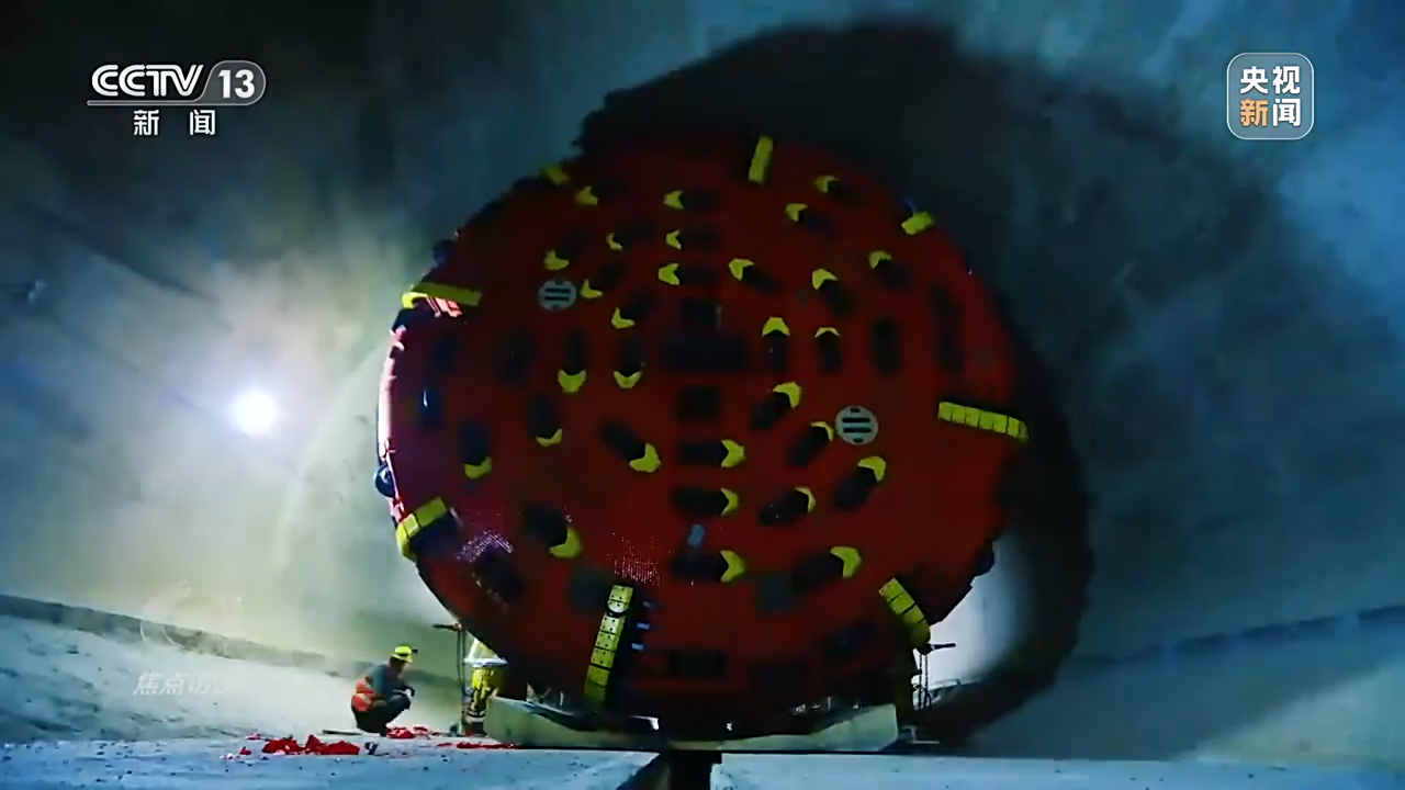 焦點(diǎn)訪談|打通天山——中國(guó)路