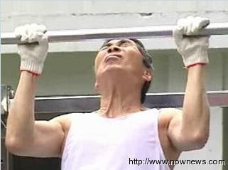 圖:想說單杠趣事 蔡同榮苦等記者