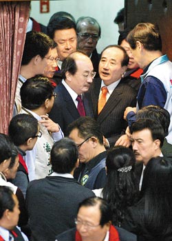 �������бP��
��������Ժ�L(zh��ng)����ƽ���У�18�������R�r(sh��)��(hu��)����ɫ���������^�m(x��)�f(xi��)���������{(l��n)�G��ί����ռ��(j��)��ϯ�_(t��i)�����Ј�(ji��n)�����f(xi��)�����ʧ���������h(yu��n)ï�z��