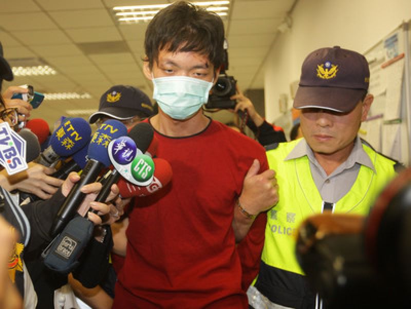 警方當(dāng)場(chǎng)逮捕就讀大二的嫌犯鄭捷 警方當(dāng)場(chǎng)逮捕就讀大二的嫌犯鄭捷