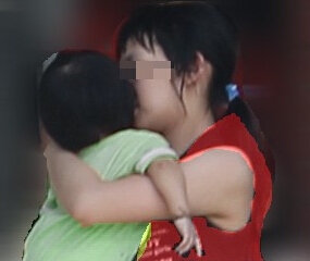 小竹昨在家逗弄未滿周歲的女兒 小竹昨在家逗弄未滿周歲的女兒