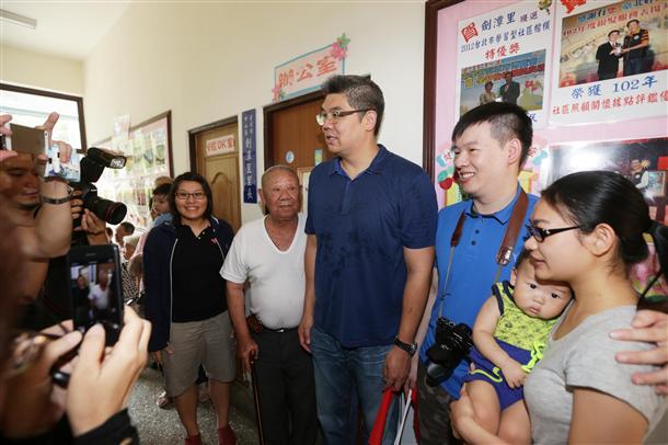 連勝文今天拜訪中山區(qū)劍潭里 連勝文今天拜訪中山區(qū)劍潭里