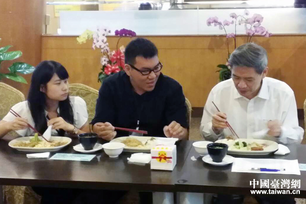 張志軍與義守大學(xué)學(xué)生共進晚餐 張志軍與義守大學(xué)學(xué)生共進晚餐