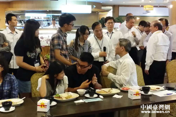 張志軍與義守大學(xué)學(xué)生交流互動 張志軍與義守大學(xué)學(xué)生交流互動