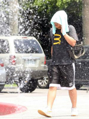 臺灣大學(xué)入學(xué)考試今遇高溫天氣 考生面臨“大烤” 臺灣大學(xué)入學(xué)考試今遇高溫天氣 考生面臨“大烤”