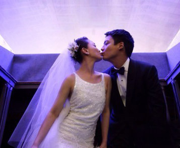 周迅真的嫁了 現(xiàn)場(chǎng)上演求婚熱吻秀 周迅真的嫁了 現(xiàn)場(chǎng)上演求婚熱吻秀