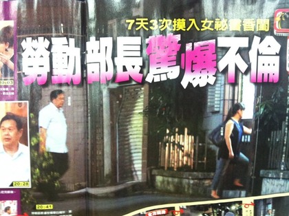 2�˿���һǰһ�����M(j��n)��Ů�ؕ����|��