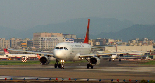 臺(tái)灣復(fù)興航空公司GE-222航班資料圖(圖片來(lái)源:臺(tái)灣《聯(lián)合報(bào)》) 臺(tái)灣復(fù)興航空公司GE-222航班資料圖(圖片來(lái)源:臺(tái)灣《聯(lián)合報(bào)》)