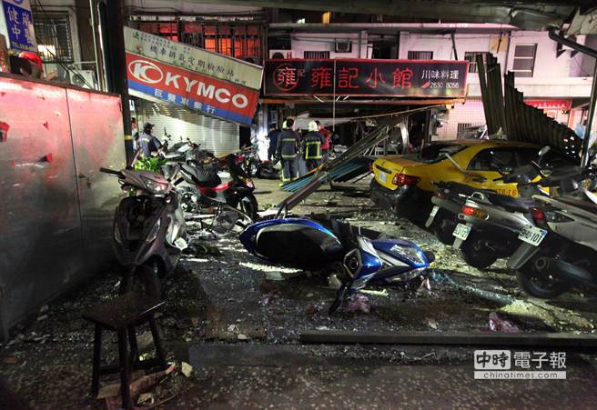 臺(tái)灣一飯館發(fā)生氣爆 至7人輕作1人命危(圖) 臺(tái)灣一飯館發(fā)生氣爆 至7人輕作1人命危(圖)