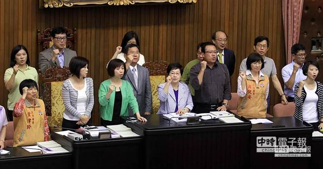 杯葛“監(jiān)察院人事案” 綠耍老招再占主席臺(tái) 杯葛“監(jiān)察院人事案” 綠耍老招再占主席臺(tái)