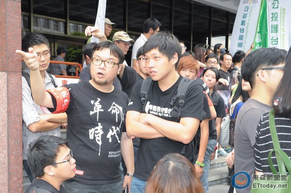 江宜樺被控殺人出庭說(shuō)明 陳為廷率眾嗆聲“踐踏民主面對(duì)審判” 江宜樺被控殺人出庭說(shuō)明 陳為廷率眾嗆聲“踐踏民主面對(duì)審判”