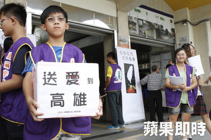 彰化民眾捐款點(diǎn)燃燭火祈福 送愛到高雄 彰化民眾捐款點(diǎn)燃燭火祈福 送愛到高雄