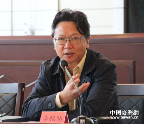 座談會(huì)上的李極明 座談會(huì)上的李極明