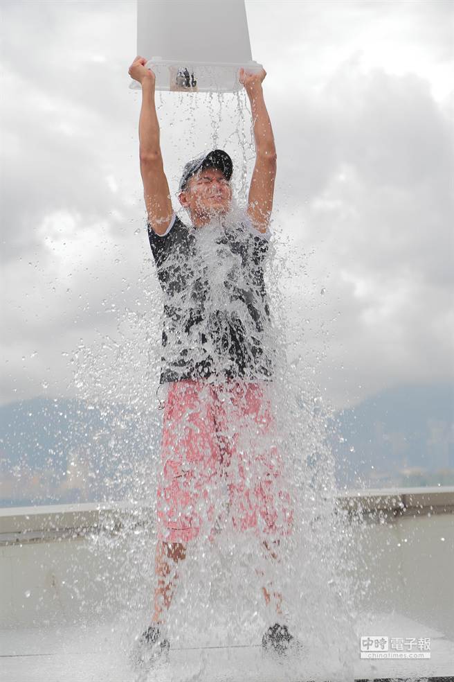 劉德華拼冰桶傳愛(ài) 點(diǎn)名周杰倫接招 劉德華拼冰桶傳愛(ài) 點(diǎn)名周杰倫接招