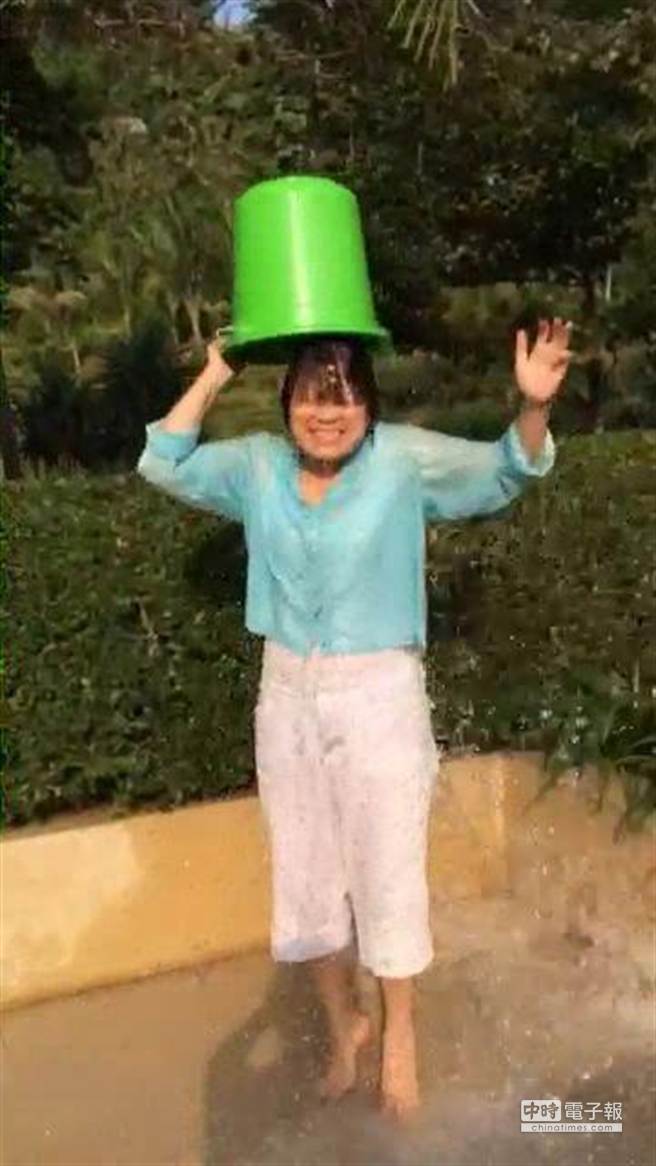 龍應(yīng)臺“冰桶挑戰(zhàn)”被潑3次 點名林青霞蔡琴接棒 龍應(yīng)臺“冰桶挑戰(zhàn)”被潑3次 點名林青霞蔡琴接棒