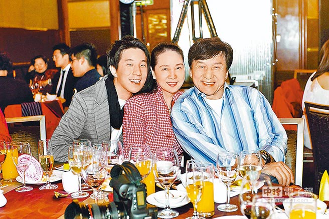 成龍一家三口昔日幸福合照 成龍一家三口昔日幸福合照