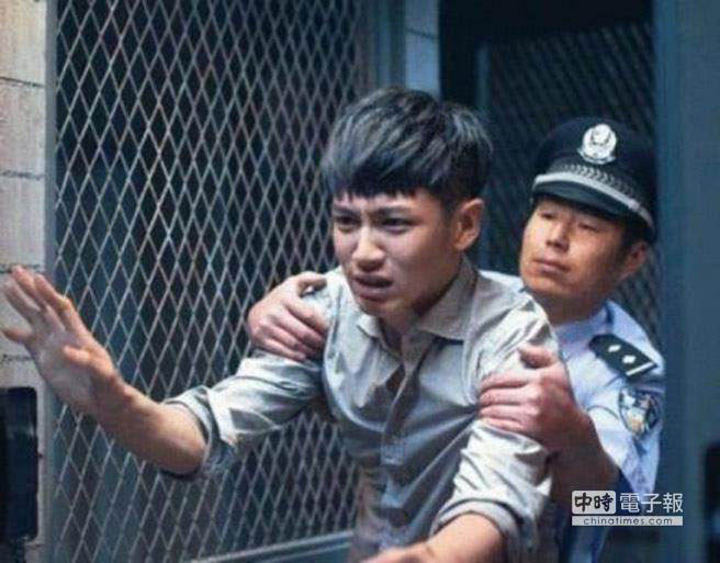 С�r��4������|������z