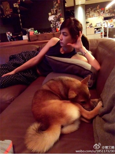 Ella老公成“炫妻狂魔” 微博曬愛(ài)妻嫵媚撩人照 Ella老公成“炫妻狂魔” 微博曬愛(ài)妻嫵媚撩人照