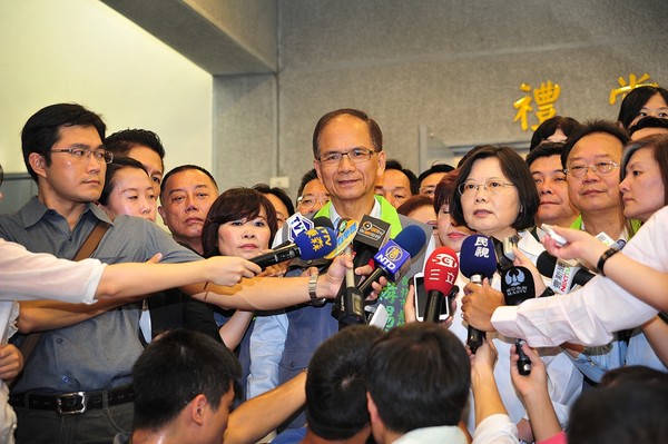 ���a�������M(j��n)�h��ϯ��Ӣ����ͬ�µ�ӛ���x�±����L�����_ý�D��