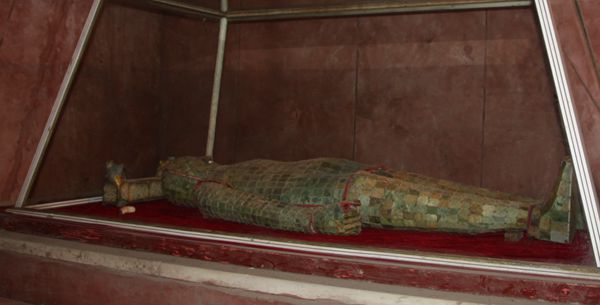 靖王金縷玉衣(中國(guó)臺(tái)灣網(wǎng) 郭曉康攝) 靖王金縷玉衣(中國(guó)臺(tái)灣網(wǎng) 郭曉康攝)