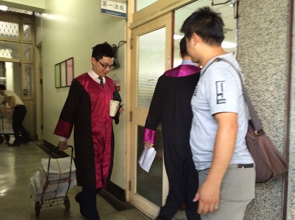 頂新“黑心油”案大逆轉(zhuǎn) 臺(tái)媒:可能是場(chǎng)大烏龍 頂新“黑心油”案大逆轉(zhuǎn) 臺(tái)媒:可能是場(chǎng)大烏龍