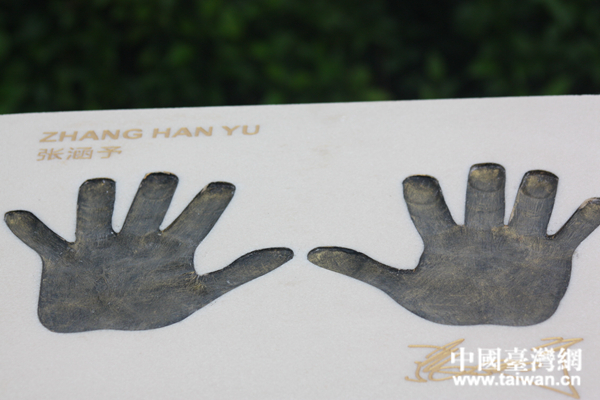 明星在馮小剛電影公社按手印留紀(jì)念 明星在馮小剛電影公社按手印留紀(jì)念