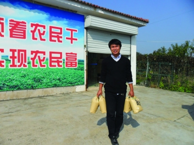 學(xué)生村官放棄公務(wù)員面試幫村民賣百萬(wàn)斤糧食