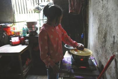 13歲女孩每天推腿疾媽媽散步:愿意當(dāng)媽媽的腿 13歲女孩每天推腿疾媽媽散步:愿意當(dāng)媽媽的腿