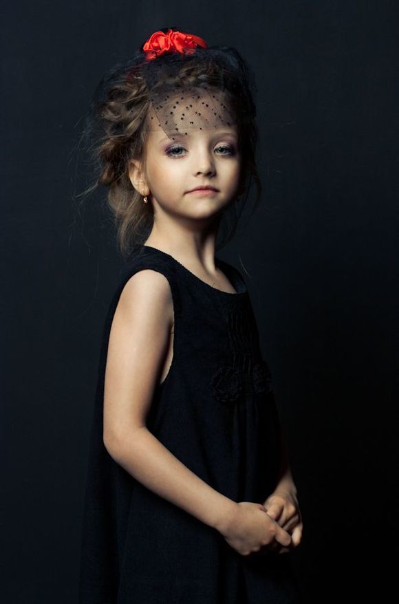 �������ˊʘ�Ӎ ���_˹�}��ͯģ��������(Angelina Kurkina)�l(f��)��һ�M����,��Ƭ��С�������Ͱ�׃,�·��`�䷲�g��