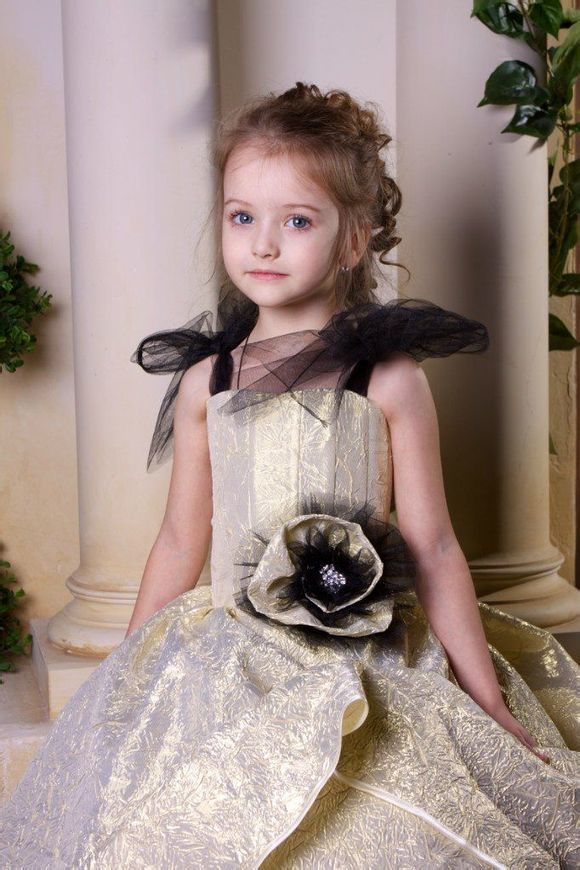 �������ˊʘ�(l��)Ӎ ���_˹�}��ͯģ��������(Angelina Kurkina)�l(f��)��һ�M��(xi��)��,��Ƭ��С�������Ͱ�׃,�·��`�䷲�g��