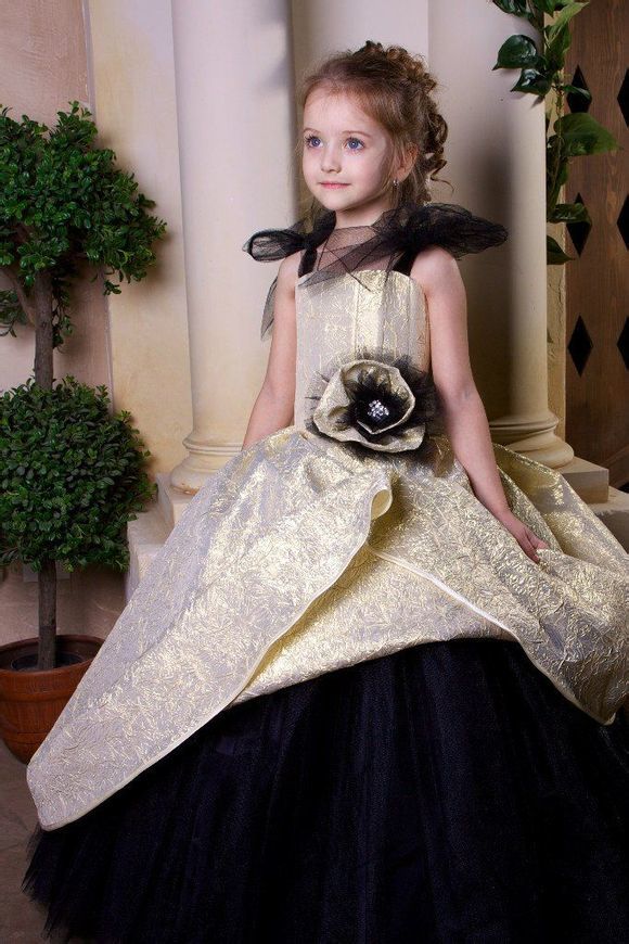 �������ˊʘ�Ӎ ���_˹�}��ͯģ��������(Angelina Kurkina)�l(f��)��һ�M����,��Ƭ��С�������Ͱ�׃,�·��`�䷲�g��