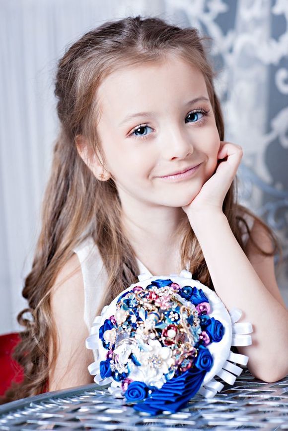 �������ˊʘ�(l��)Ӎ ���_˹�}��ͯģ��������(Angelina Kurkina)�l(f��)��һ�M����,��Ƭ��С�������Ͱ�׃,�·��`�䷲�g��