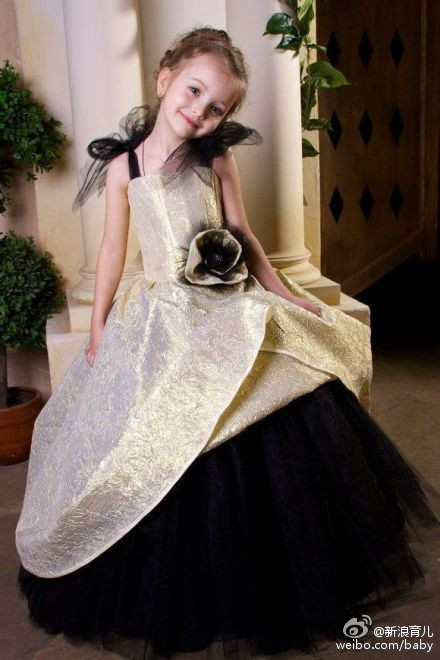 �������ˊʘ�Ӎ ���_˹�}��ͯģ��������(Angelina Kurkina)�l(f��)��һ�M����,��Ƭ��С�������Ͱ�׃,�·��`�䷲�g��