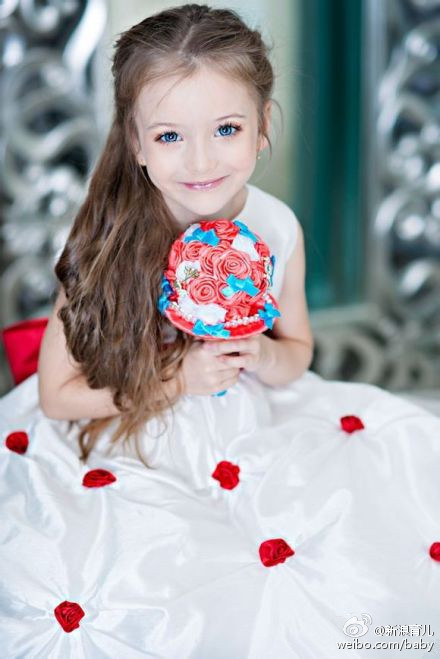 �������ˊʘ�Ӎ ���_˹�}��ͯģ��������(Angelina Kurkina)�l(f��)��һ�M����,��Ƭ��С�������Ͱ�׃,�·��`�䷲�g��