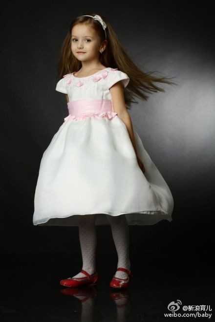 �������ˊʘ�Ӎ ���_˹�}��ͯģ��������(Angelina Kurkina)�l(f��)��һ�M����,��Ƭ��С�������Ͱ�׃,�·��`�䷲�g��