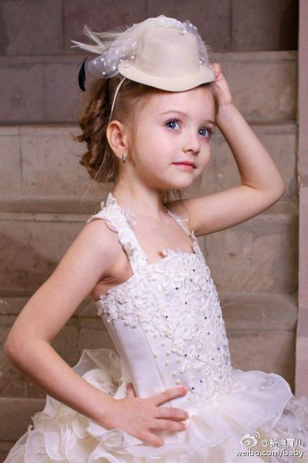 �������ˊʘ�Ӎ ���_˹�}��ͯģ��������(Angelina Kurkina)�l(f��)��һ�M����,��Ƭ��С�������Ͱ�׃,�·��`�䷲�g��