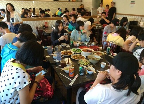 中國小游學(xué)生暑期蜂擁赴美花錢不手軟樂壞商家