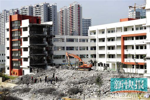 教學(xué)樓拆除現(xiàn)場。 新華社發(fā)