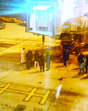 旅客因晚到機場要攔飛機掉下廊橋(圖) 旅客因晚到機場要攔飛機掉下廊橋(圖)