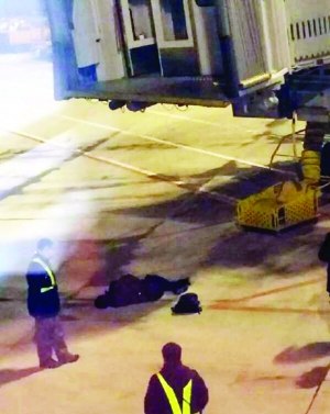 旅客因晚到機場要攔飛機掉下廊橋(圖) 旅客因晚到機場要攔飛機掉下廊橋(圖)