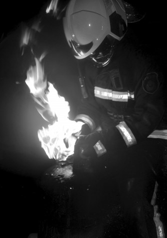 消防員將煤氣罐抱出,隨后進(jìn)行冷卻處理。消防供圖