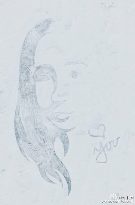 �������˹�(ji��)��� ���v܇(ch��)ѩ���뉺��Ů�ј�ò(�D)