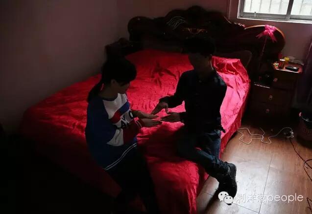 廣西16歲“娃娃夫妻”:我們還沒有養(yǎng)家的能力 廣西16歲“娃娃夫妻”:我們還沒有養(yǎng)家的能力