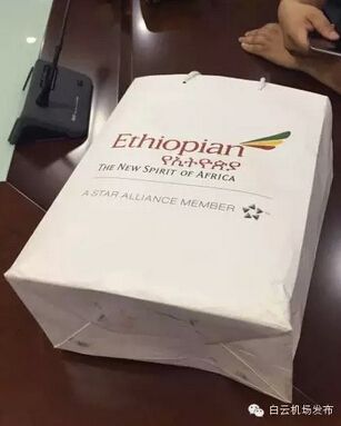 農(nóng)民工撿230萬現(xiàn)金歸還 外國(guó)旅客跪地感謝(圖)