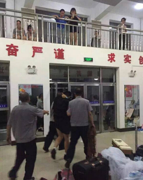 �W(w��ng)�����(y��ng)ĳ��W(xu��)һ׃�B(t��i)��ҹ�JŮ�������ٰl(f��)���W(xu��)ʿ�����ڎ���