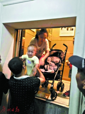 小區(qū)電梯12小時(shí)內(nèi)兩次急墜物業(yè):剛做完年檢